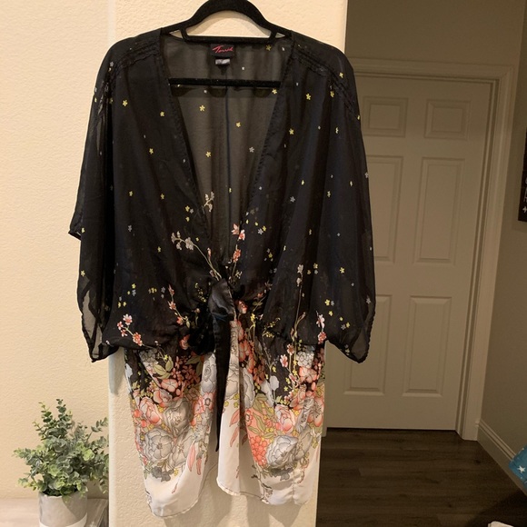 ✨ Torrid Floral Kimono - Picture 1 of 5